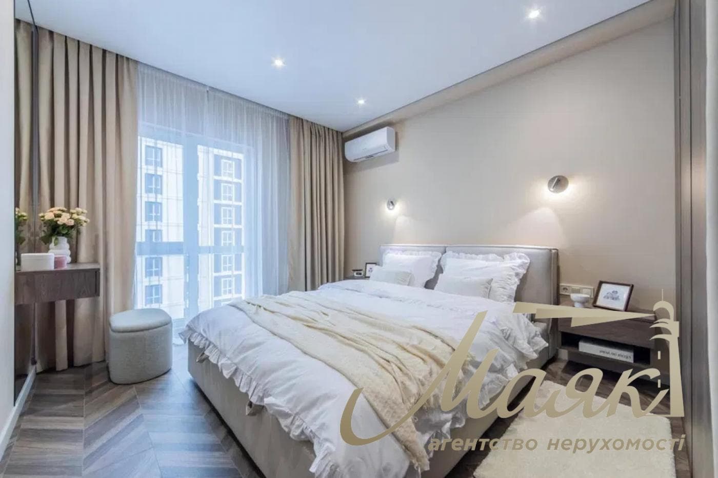For sale 3-bedroom apartment in LCD "New England", Maksimovicha str.