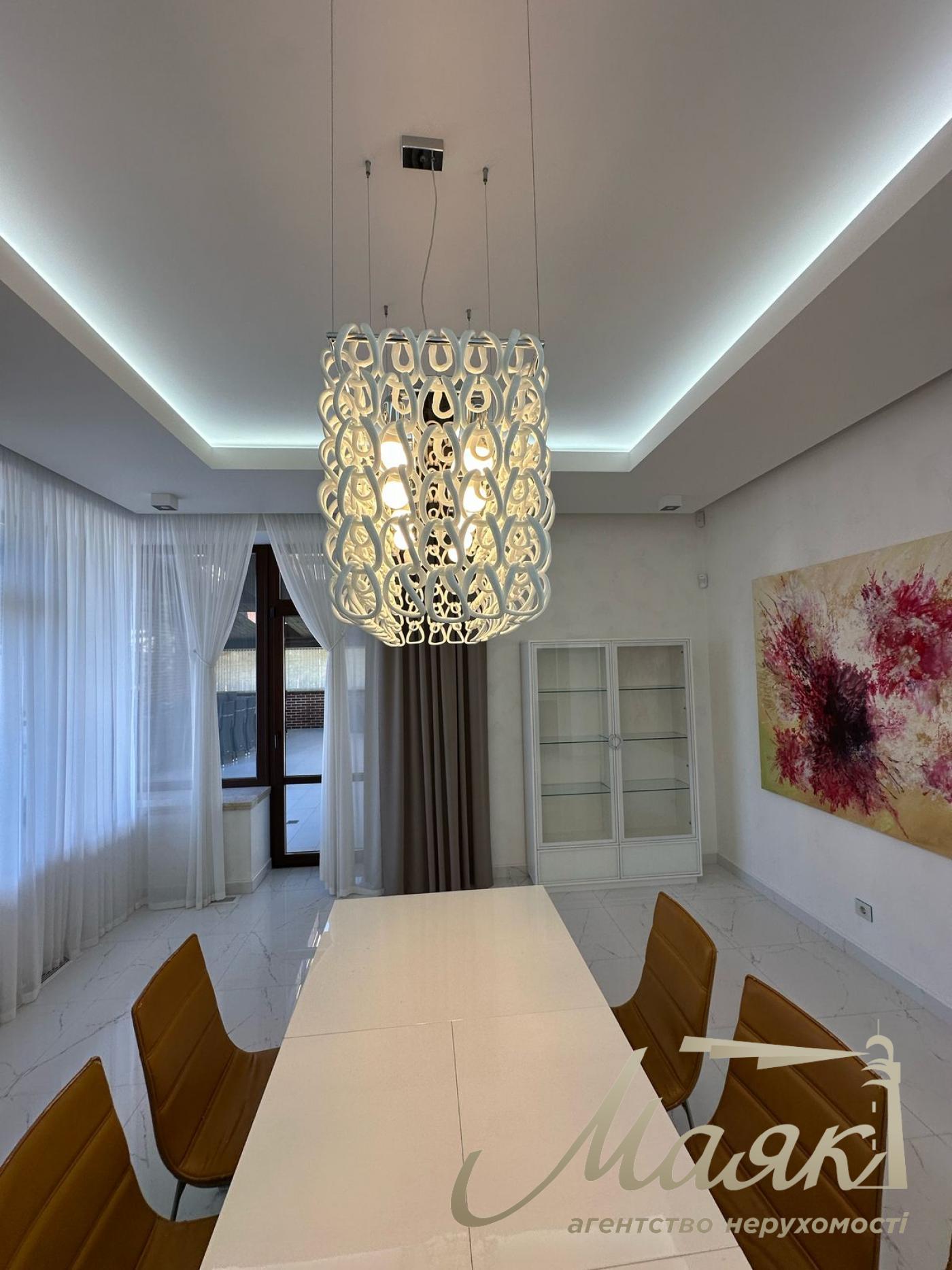 Пропонується до продажу будинок у лісовій зоні в селі Гореничі - в екологічно чистому місці серед сосен, поруч з озерами.