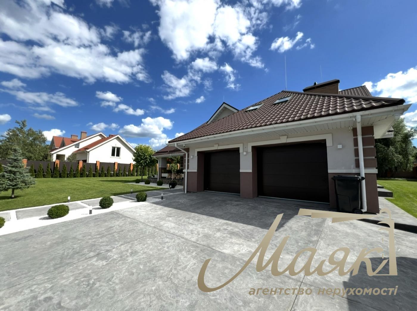 House for sale with designer renovation 356m2 in Ivankovichi