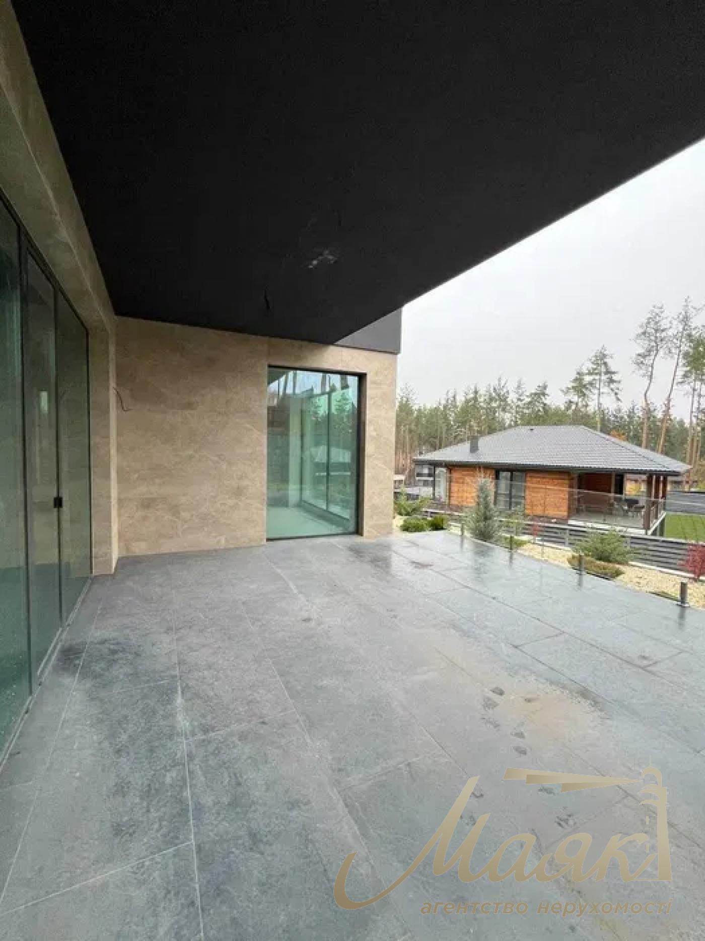 We offer for sale a modern and well-built house in the village. Khodosovka, just 10 minutes drive from Kiev