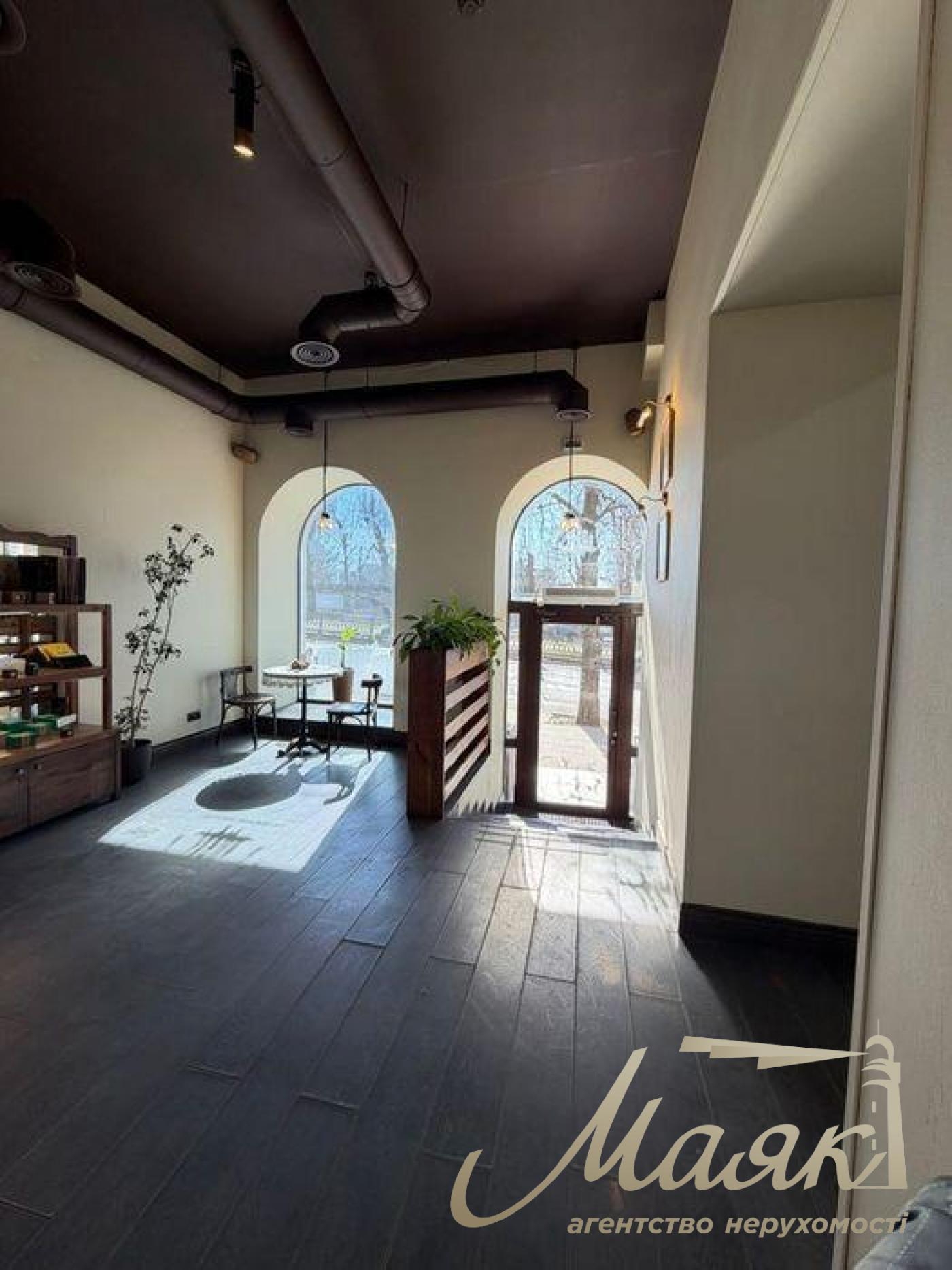 Оренда фасадного приміщення 250 м.кв. бул. Тараса Шевченка, Центр