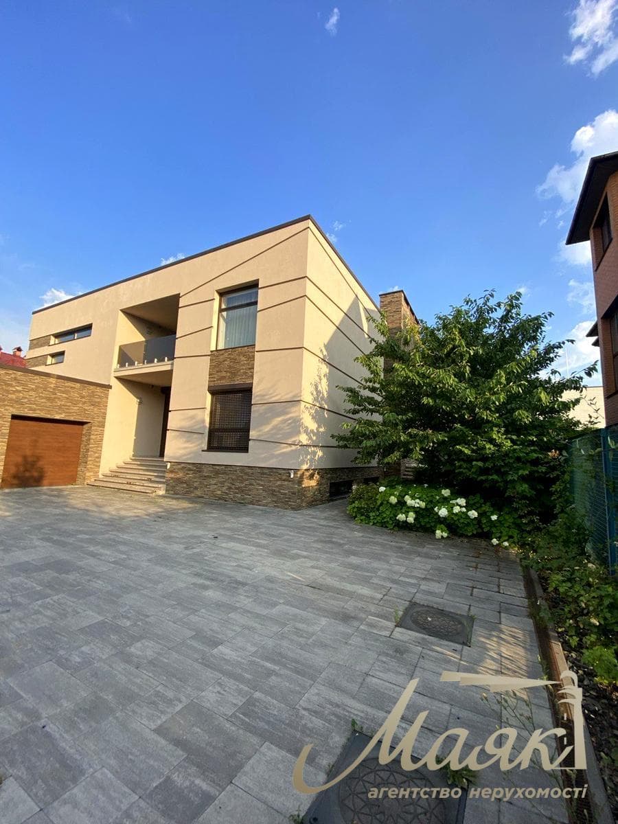 For sale 2-storey house 538m2 with swimming pool in a closed cottage town in Obolon.