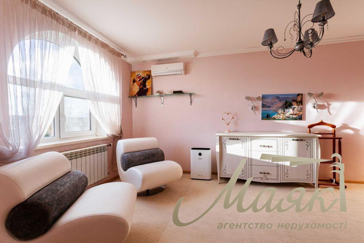 Продажа просторного дома 330м2 с бассейном, 12 соток, рядом озеро и лес в с. Романков.