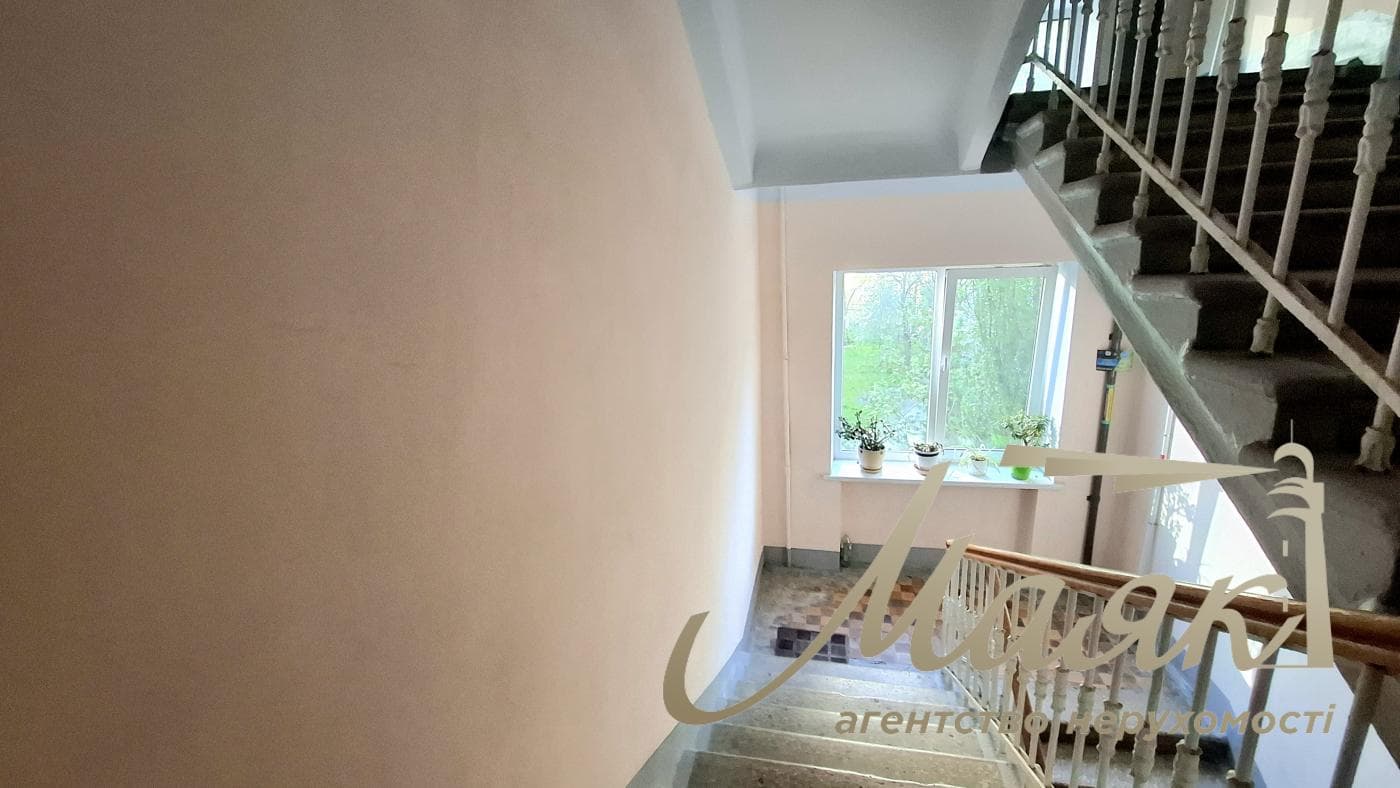 Rent a renovated 3-bedroom apartment in Kyiv, Right Bank, Solomyanskyi District, 40 Lypkivskoho St., Vokzalna Metro Station