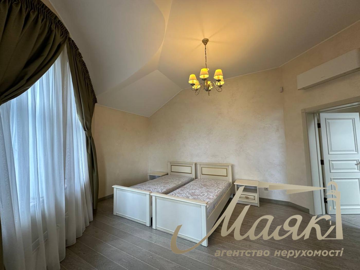 Продаж резиденції з двох будинків на 60 сотках землі на Хуторі Мриги, Голосіївський район.