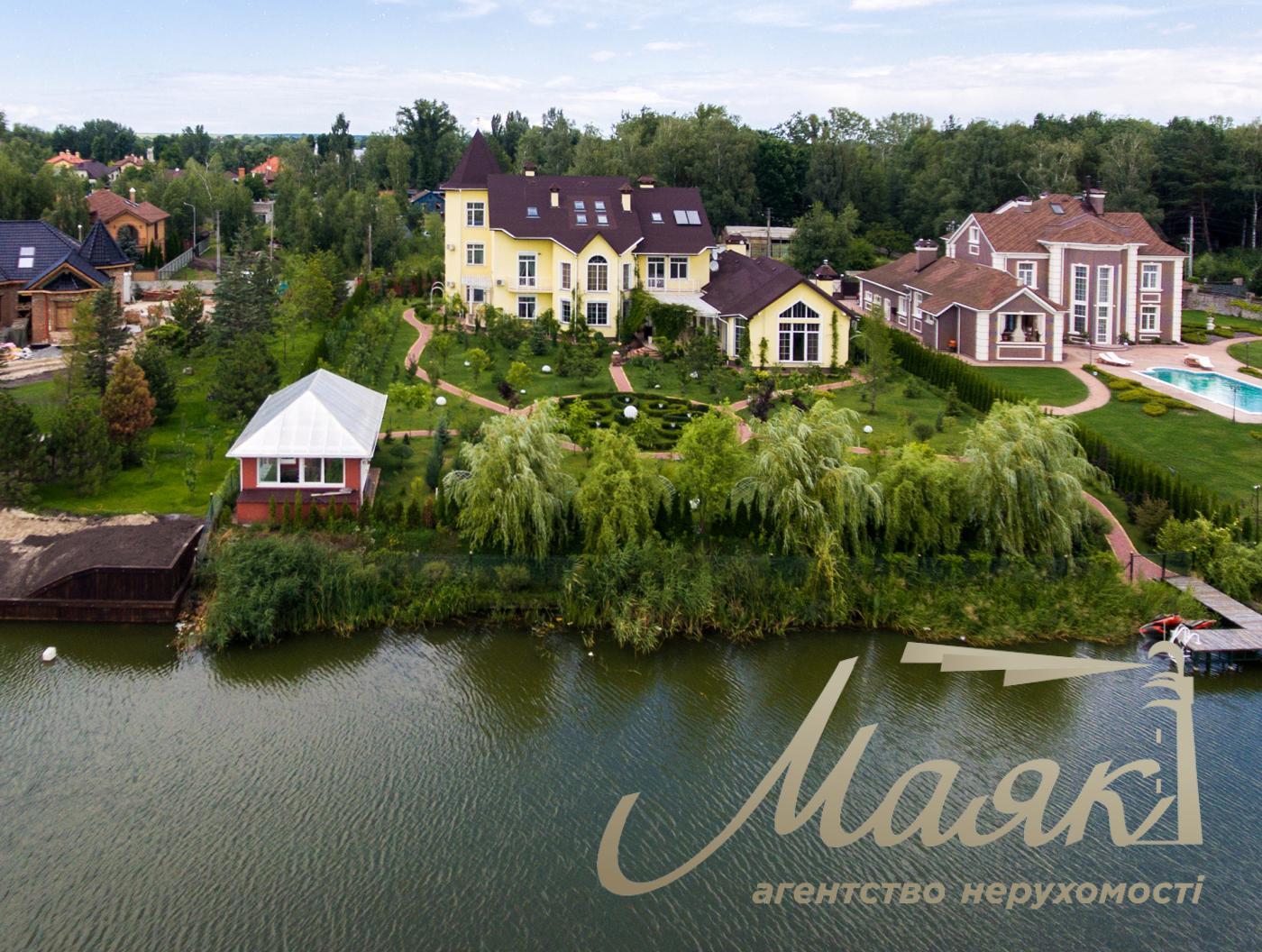 Rent of 3-storey house (840m2) s.Kozin