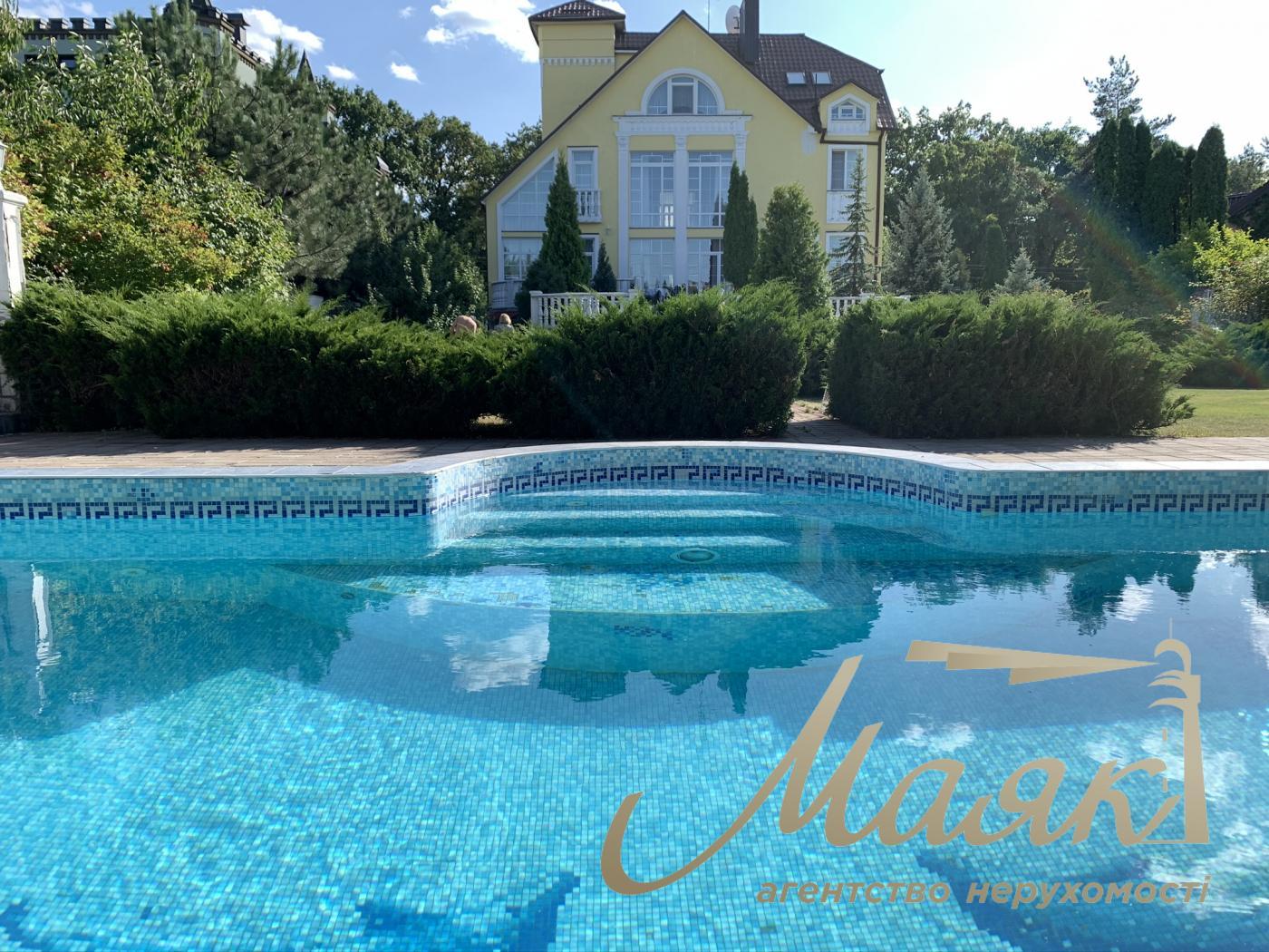 Rent 3-storey house 492,7m2, Lesniki