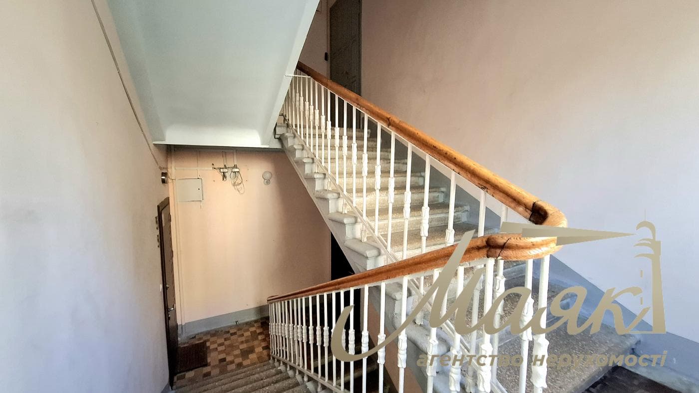 Rent a renovated 3-bedroom apartment in Kyiv, Right Bank, Solomyanskyi District, 40 Lypkivskoho St., Vokzalna Metro Station
