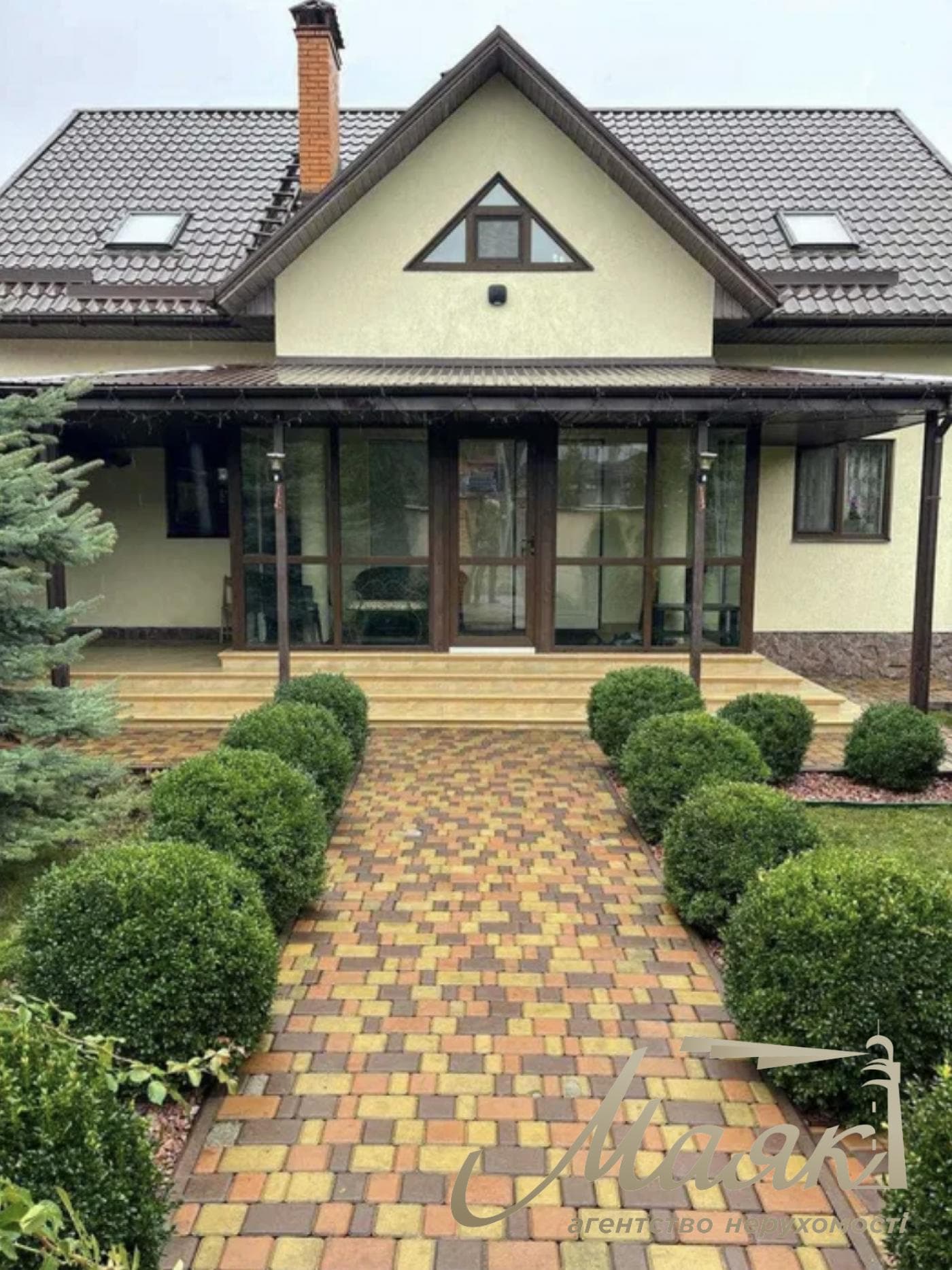 Продається солідний цегляний будинок/котедж площею 215 м² на ділянці площею 17,2 соток у селі Кременіще, Обухівський район, Київська область.