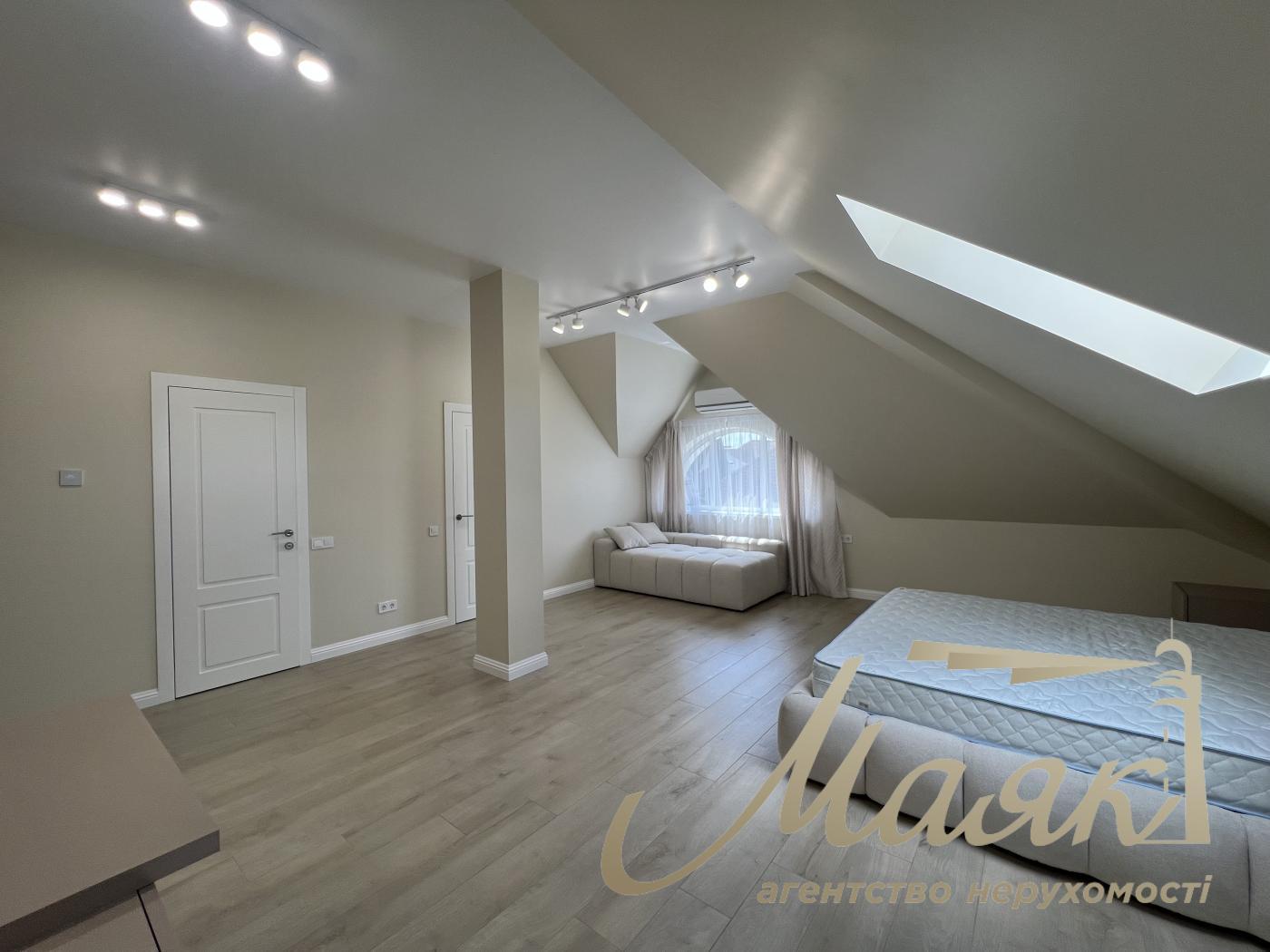 Rent 3-storey duplex 270m2, Kozin