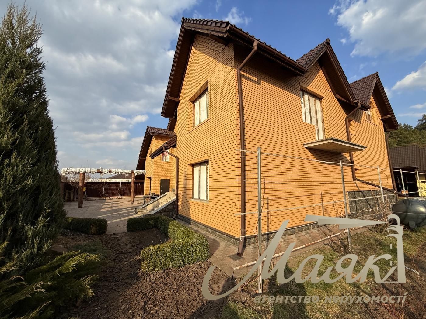 Продажа 2х-этажного дома 357.39м2 в с.Погребы, Броварский район.