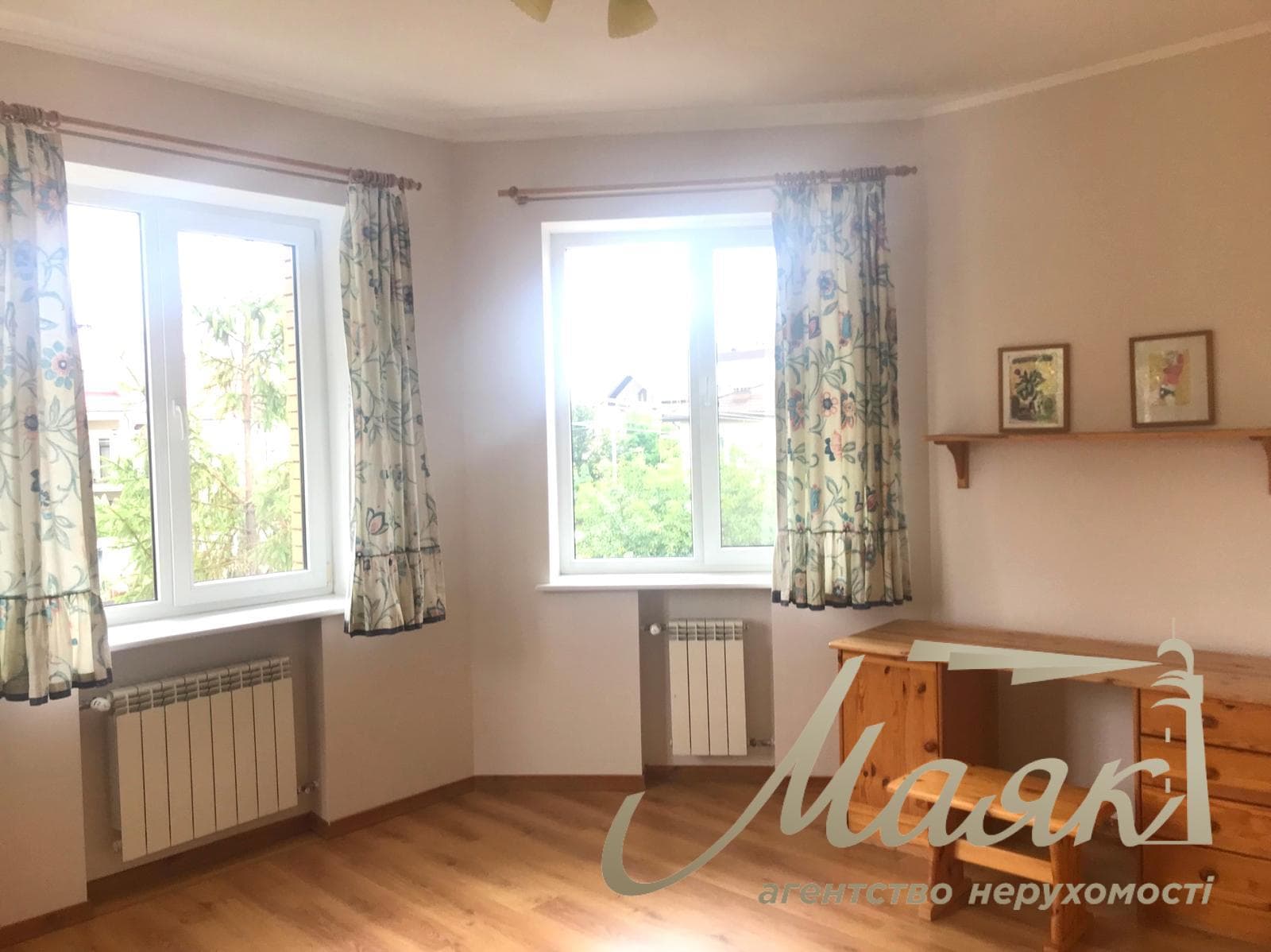 For sale luxury house on the bank of the Dnieper in the elite cooperative "Chernobylets", Obolonsky district, Kiev.