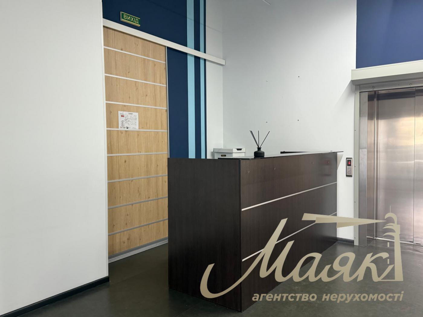 Оренда офісу 555 м2 у БЦ з ремонтом, меблями та терасою Олімпійська