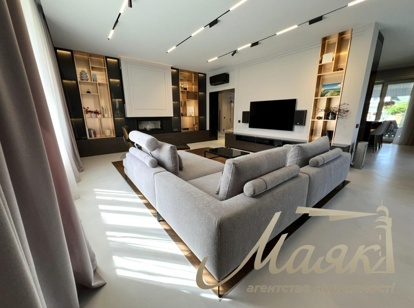 House for sale with designer renovation 356m2 in Ivankovichi