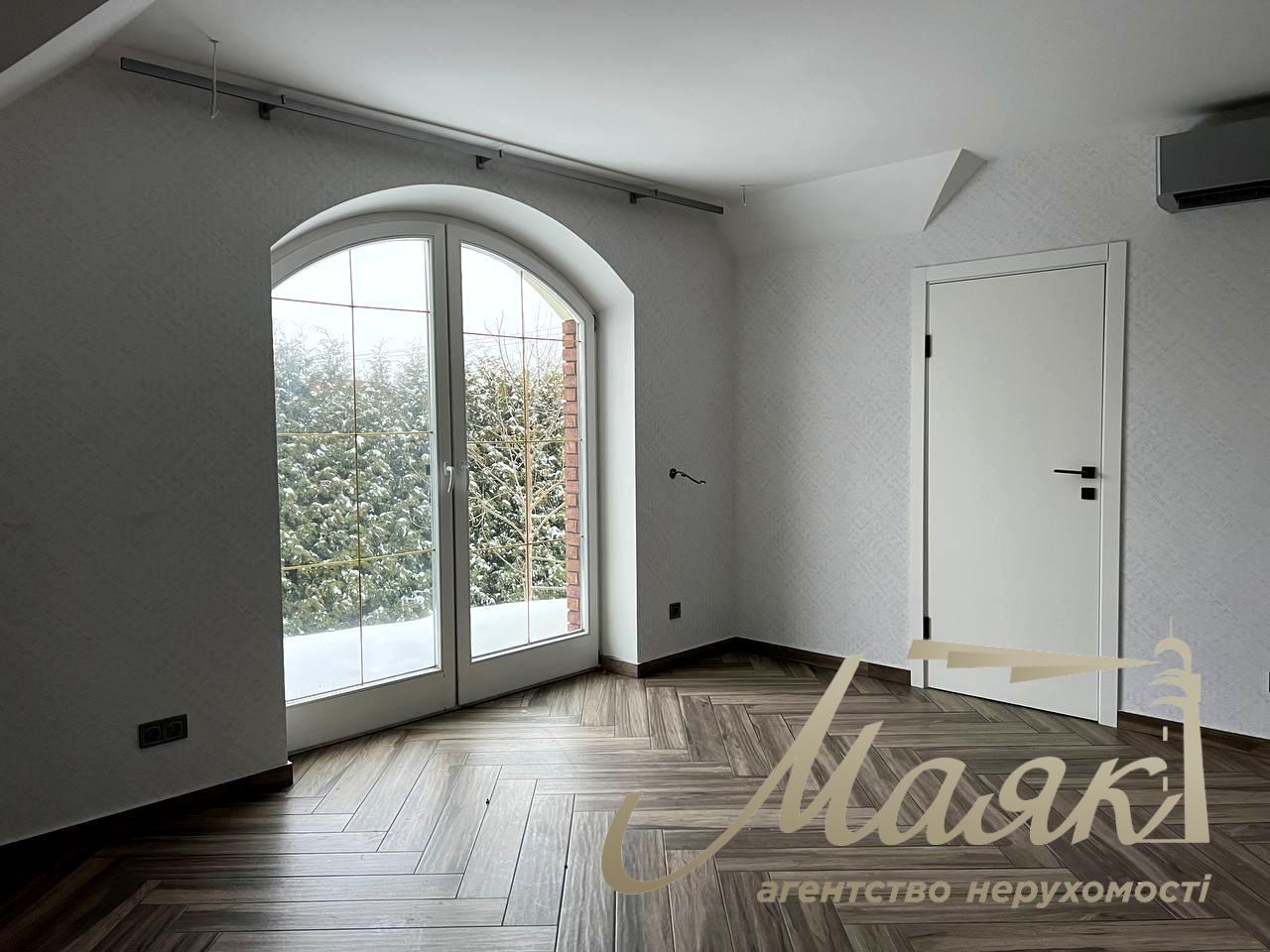 For sale house 303 m² in the center of the village Romankova, 12 sotok, with repair, Obukhiv direction, Kiev region.