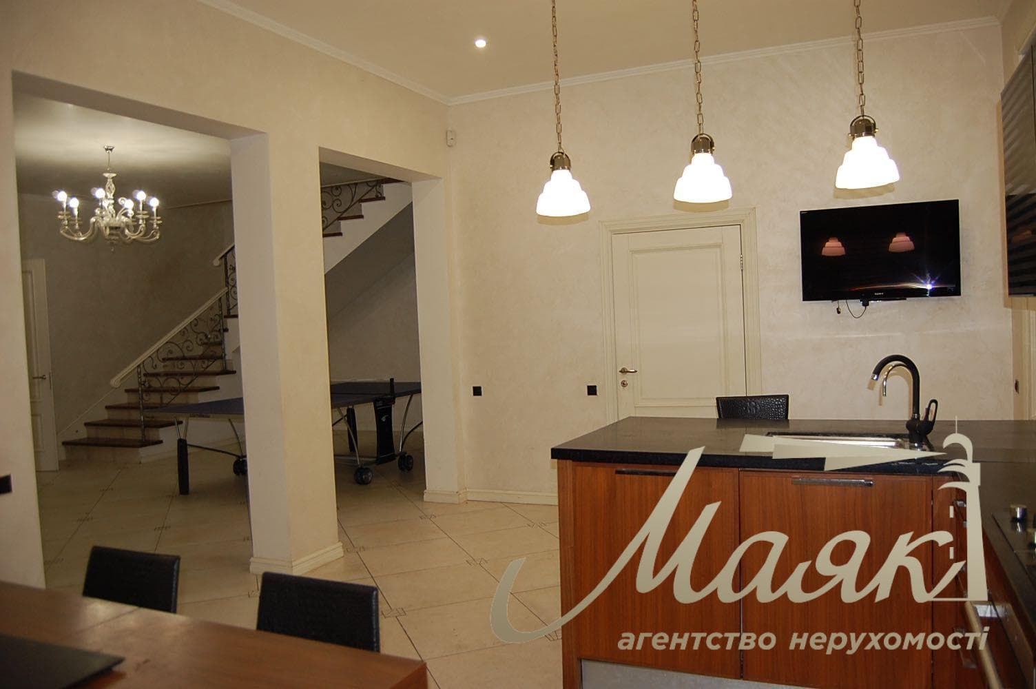 Оренда просторого будинку площею 225 м² у с. Гатне, 5 спалень, камін, 10 хвилин до станції метро «Теремки», Києво-Святошинський район