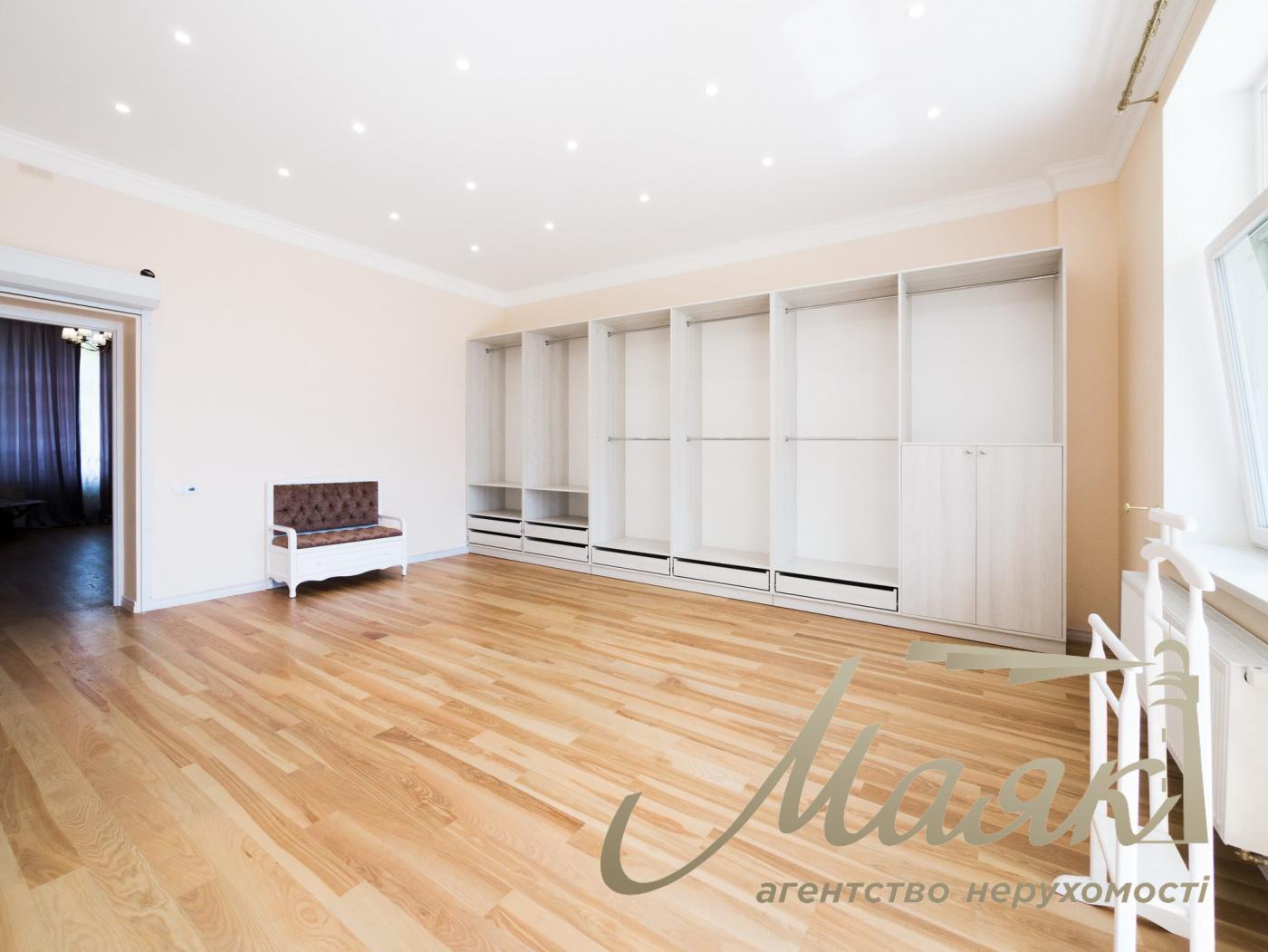 Rent of 3-storey house (840m2) s.Kozin