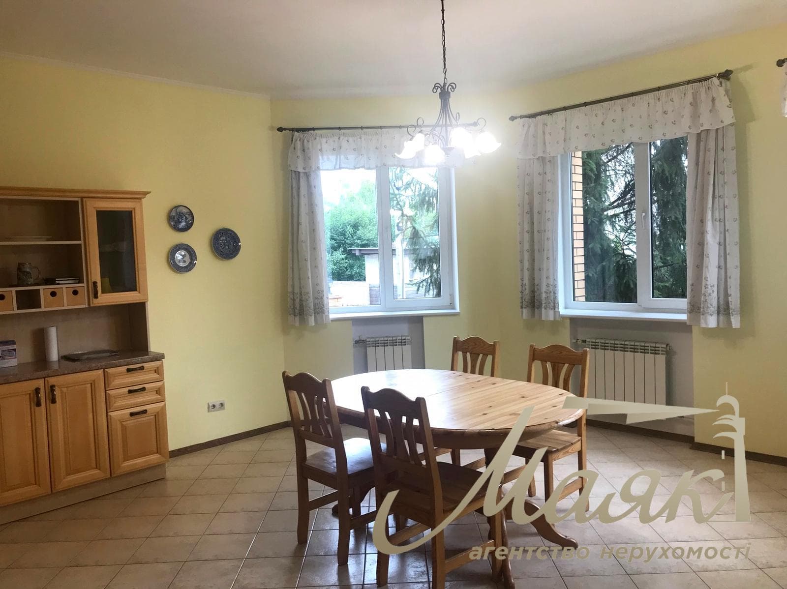 For sale luxury house on the bank of the Dnieper in the elite cooperative "Chernobylets", Obolonsky district, Kiev.
