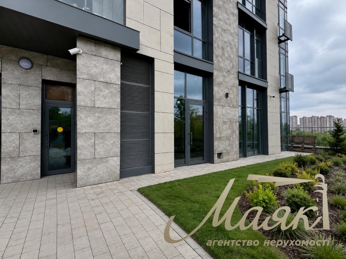 Rent a facade room 72.88m2 Dragomirova str. in the LCD "Novopecherskie Lipki"