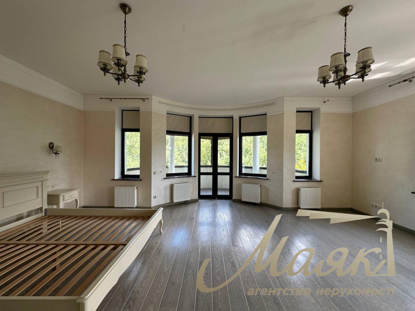 Продаж резиденції з двох будинків на 60 сотках землі на Хуторі Мриги, Голосіївський район.