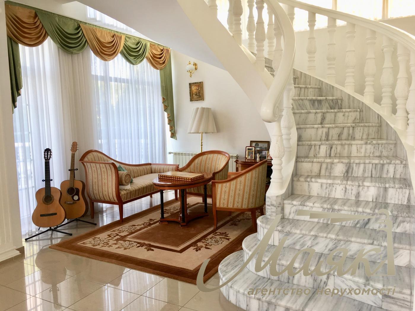 Rent 3-storey house 492,7m2, Lesniki