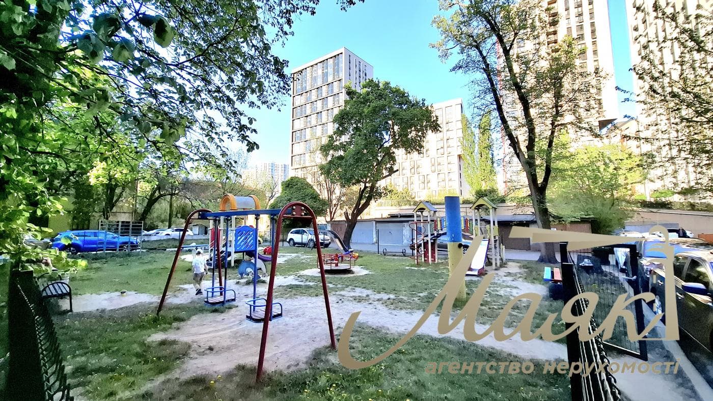 Rent a renovated 3-bedroom apartment in Kyiv, Right Bank, Solomyanskyi District, 40 Lypkivskoho St., Vokzalna Metro Station