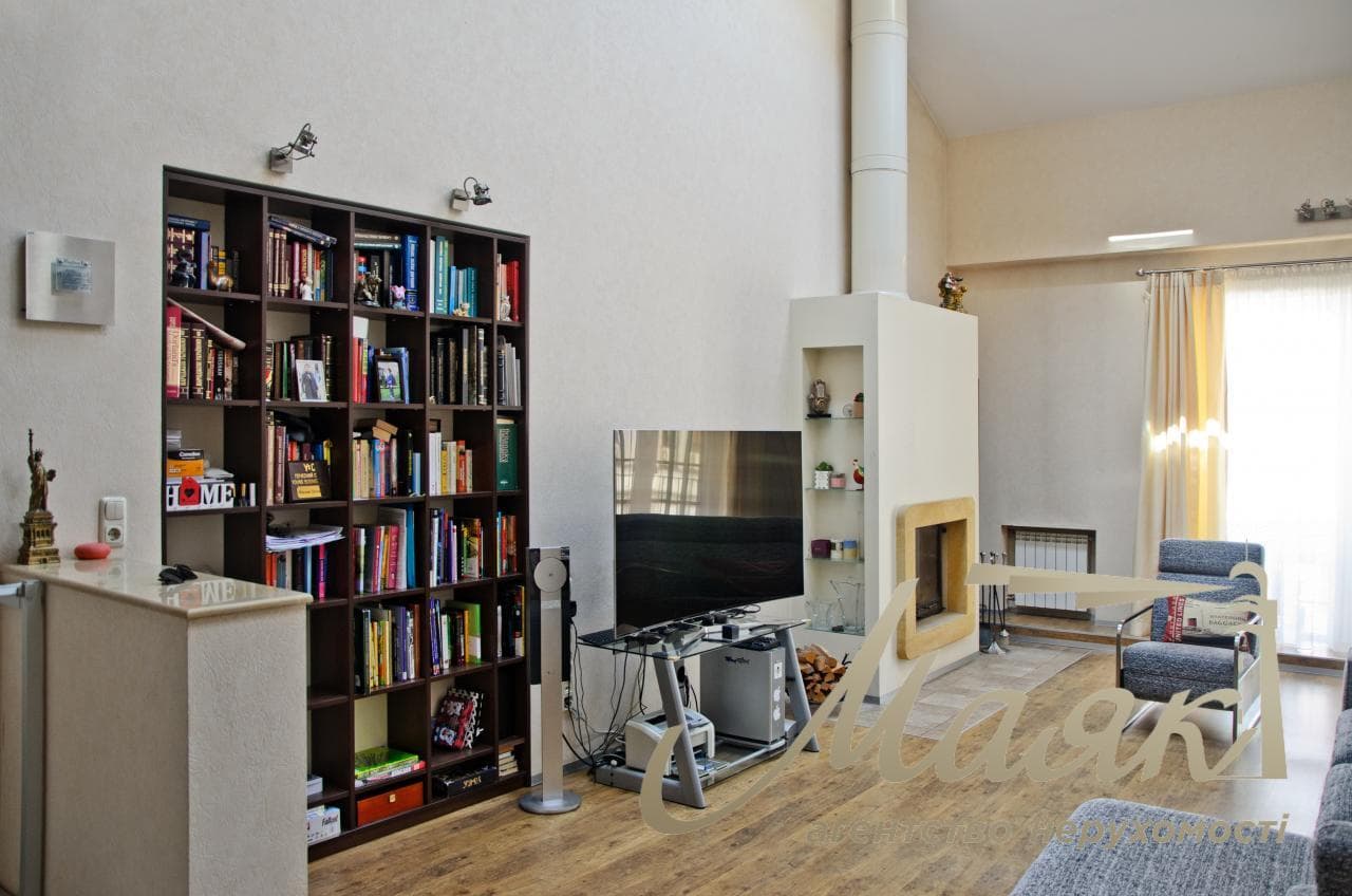 For sale 4-room apartment, Sofiyskaya Square