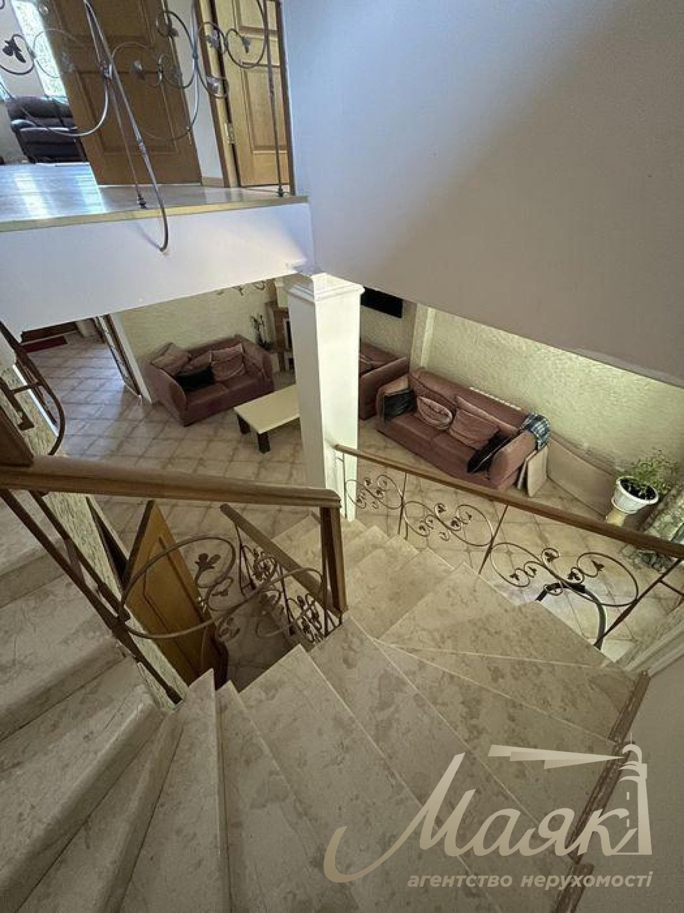 Оренда 3-поверхового будинку (250 м²) у Лесниках