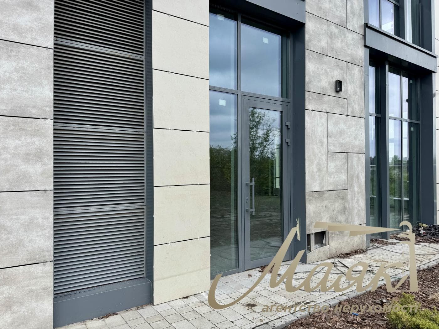 Rent a facade room 72.88m2 Dragomirova str. in the LCD "Novopecherskie Lipki"