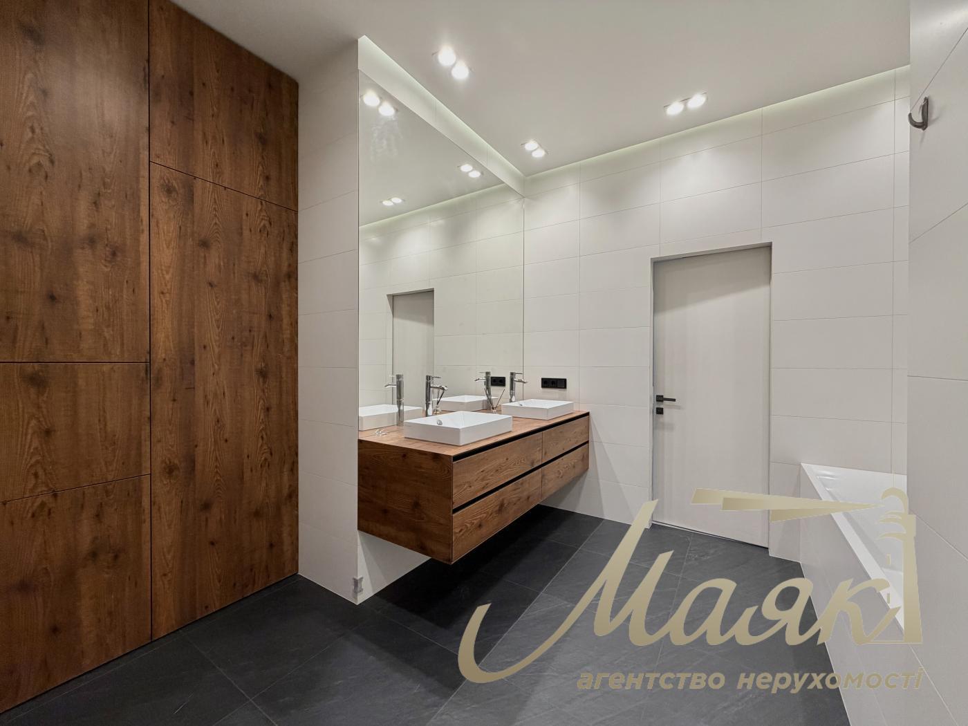 Оренда 3-х кімнатної квартири 130 кв.м. на вул.Преображенська 8Б