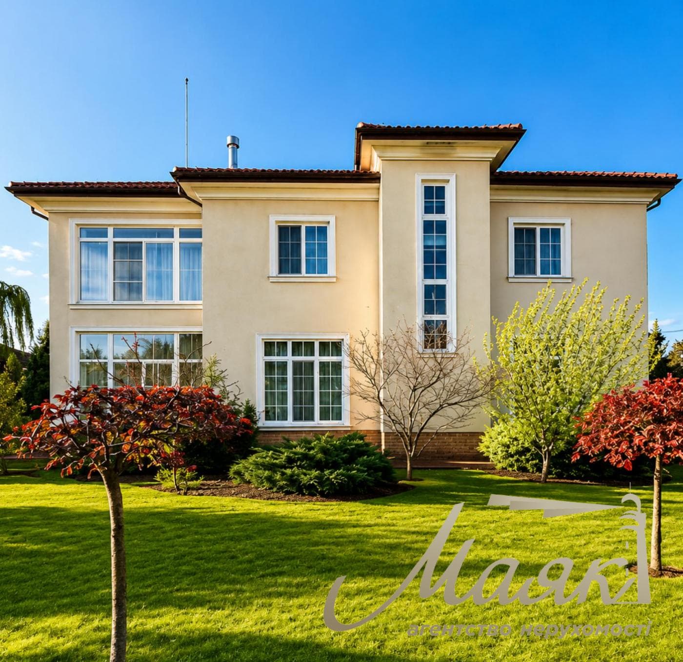 For sale: a 570-square-meter residence/house on the banks of the Kozinka River in the village of Plyuty, on a 26-sotok plot of land, Kyiv Oblast, Obukhiv district.