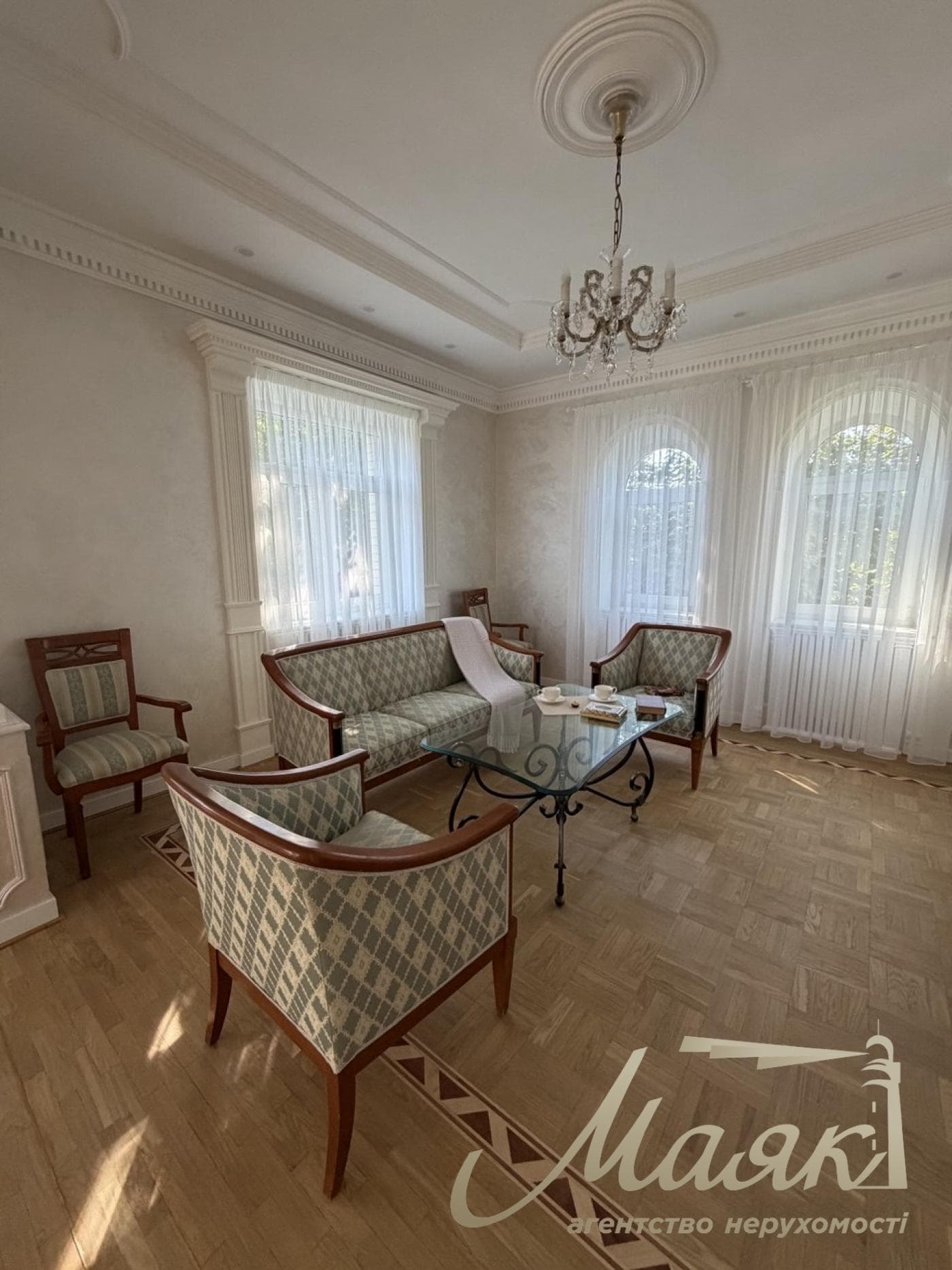 Продаж будинку площею 530 м² у центрі с. Гора