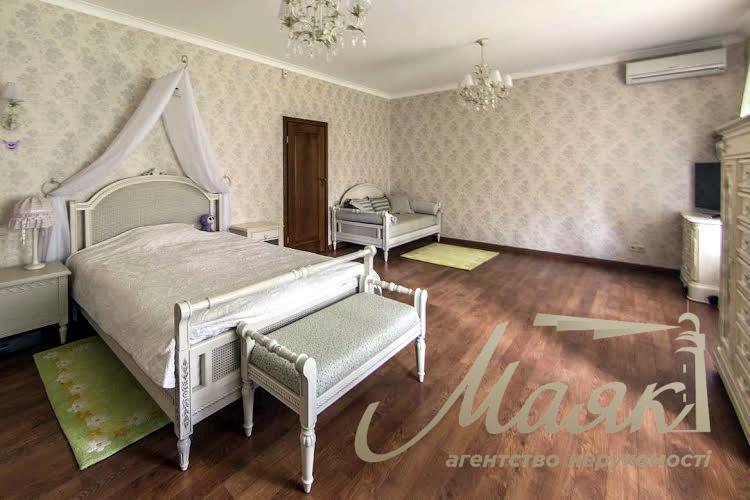 Оренда будинку площею 430 м², що розташований у сосновому лісі на ділянці 50 соток із ландшафтним дизайном у с. Романків.