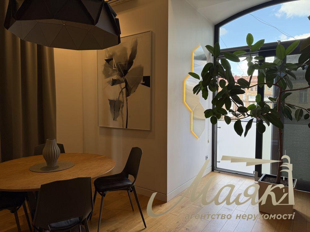 For sale premium apartment 75m2 in the very center of Kiev - Lutheranskaya Street, 7/10 (next to the Arch and Khreshchatyk).