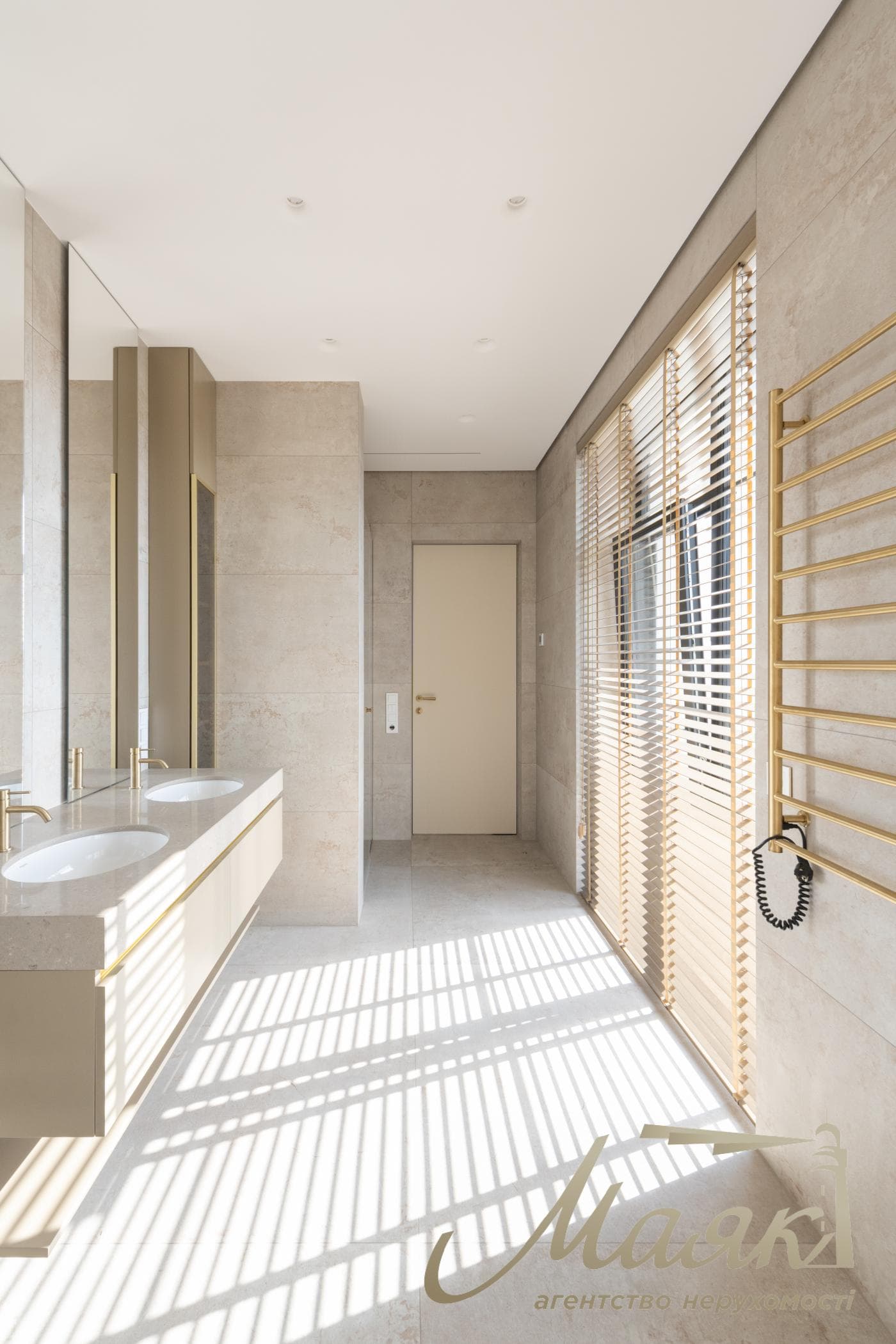 Продаж будинку площею 450 м² з басейном та гостьовим будинком у житловому комплексі «Хутір Ясний», Лесники
