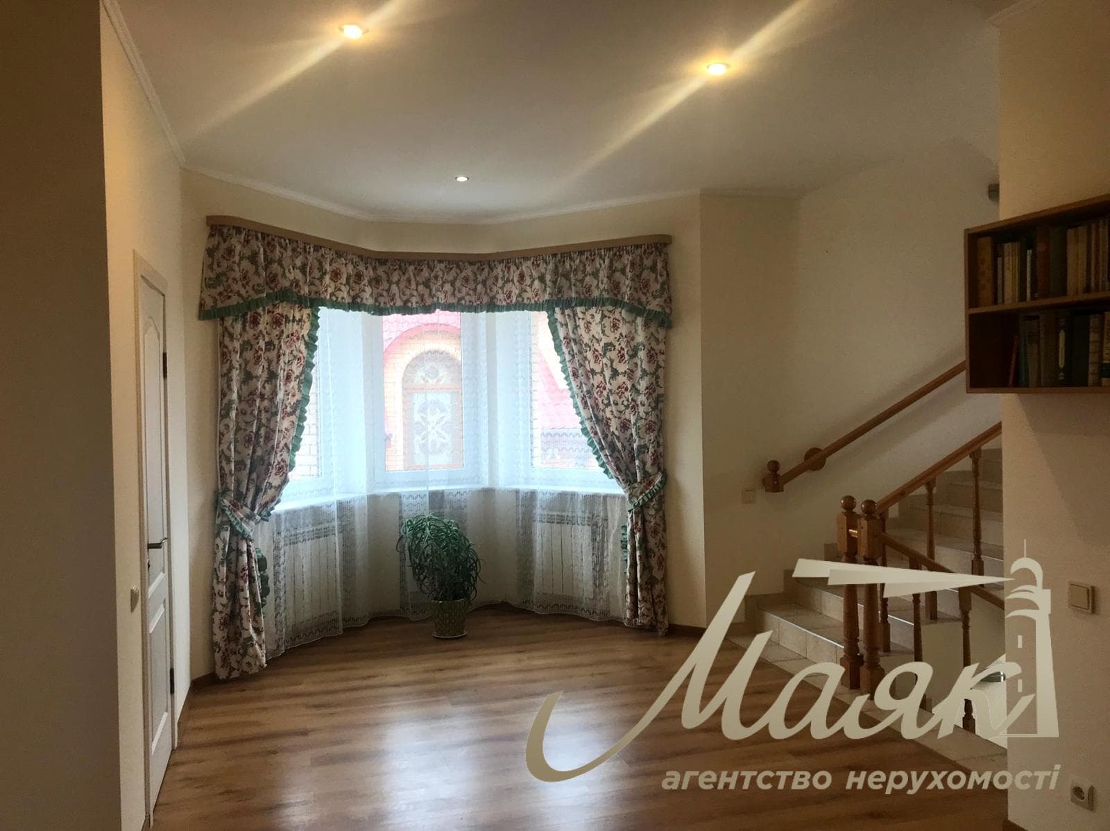 For sale luxury house on the bank of the Dnieper in the elite cooperative "Chernobylets", Obolonsky district, Kiev.
