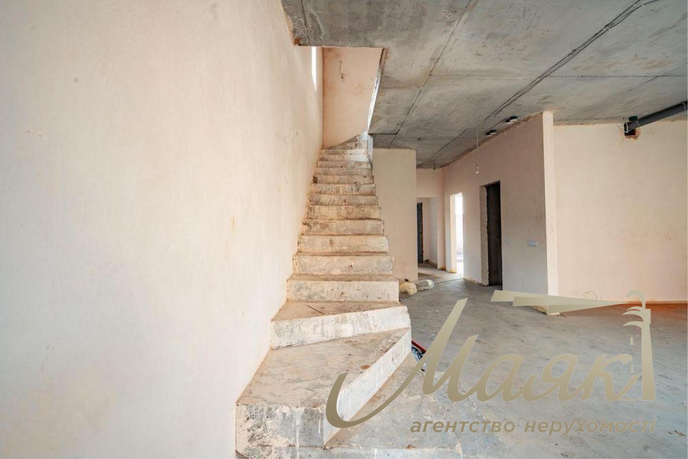 Sale of a modern house 246 sq.m. Plot 6 acres. Center. Zhulyany.