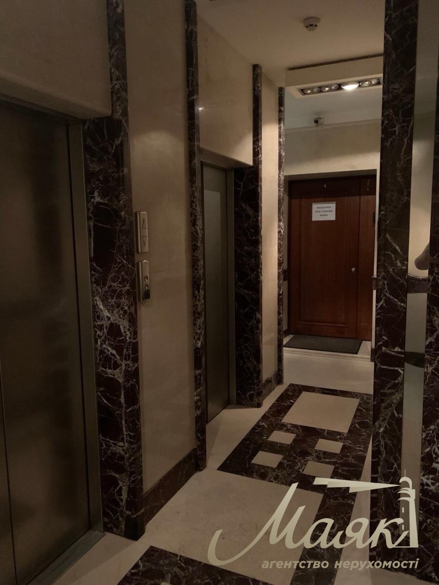 Sale of office 300 sq.m. in the center of Kiev, near the NSC "Olympic"