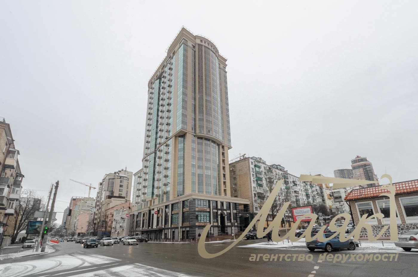 Office for rent 172m2 in Vladimirsky Residential Complex at 109 Antonovicha Street.