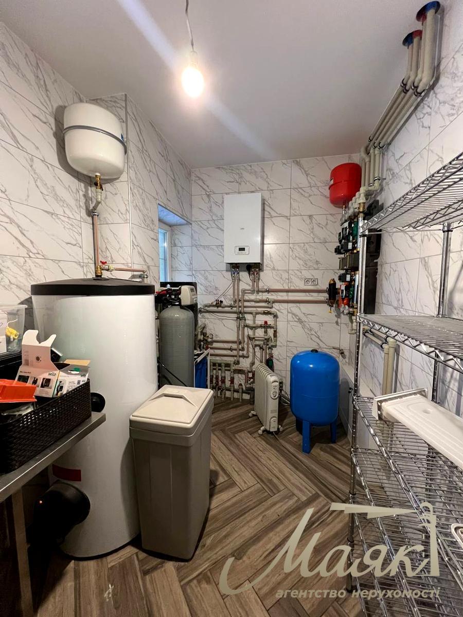 For sale house 303 m² in the center of the village Romankova, 12 sotok, with repair, Obukhiv direction, Kiev region.