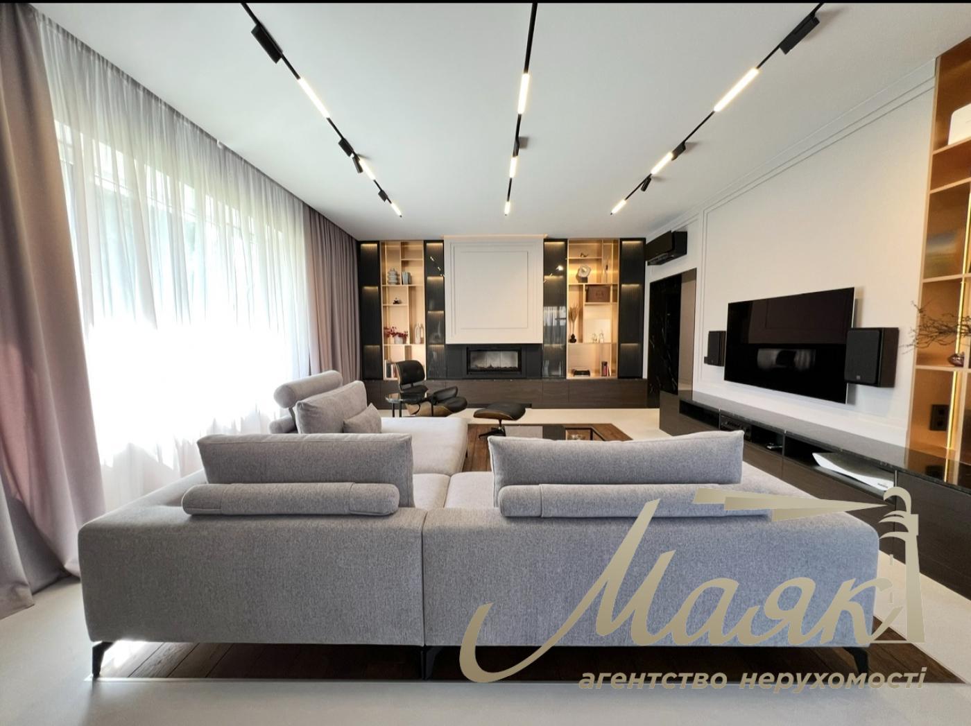 House for sale with designer renovation 356m2 in Ivankovichi