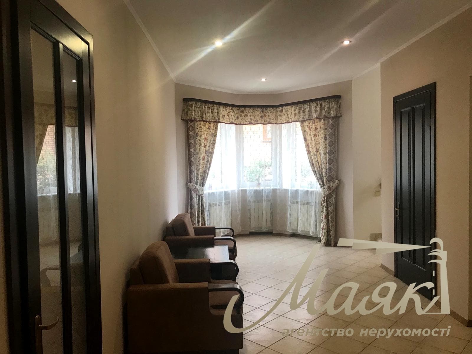 For sale luxury house on the bank of the Dnieper in the elite cooperative "Chernobylets", Obolonsky district, Kiev.