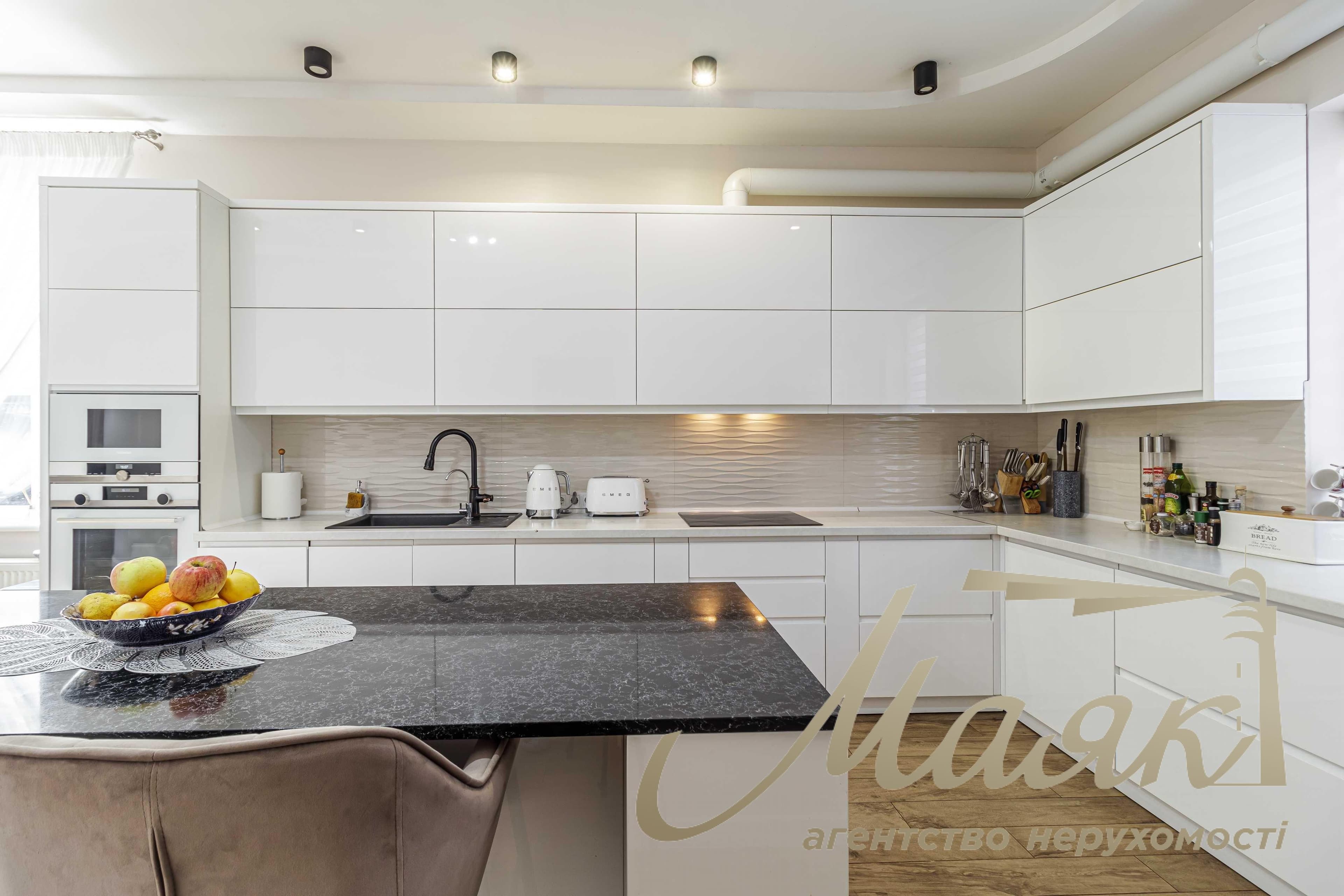 Оренда преміального будинку площею 290 м² у с. Нові Безрадичі, 12 соток, авторський проект, Обухівський напрямок, Київська область