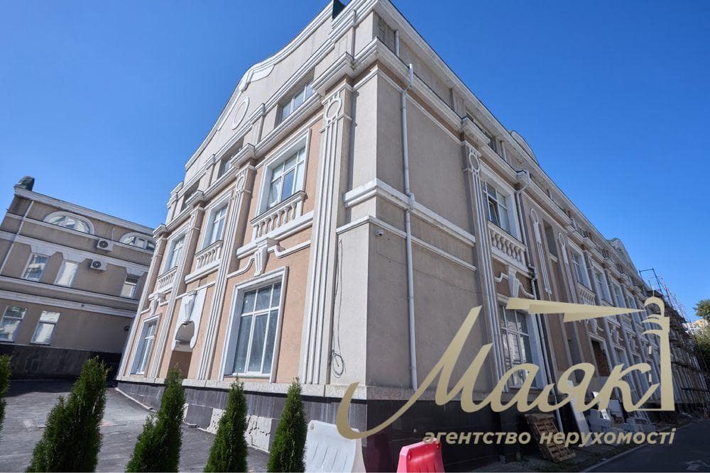 Продаж окремої будівлі площею 3 941 м⁴. Земельна ділянка площею 0,25 га. Центр Києва