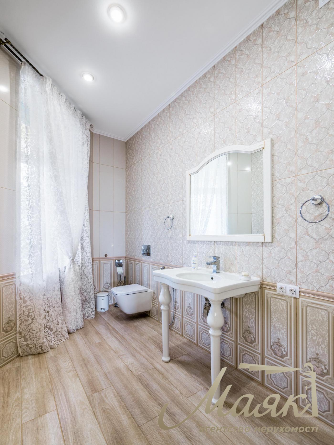 Rent of 3-storey house (840m2) s.Kozin