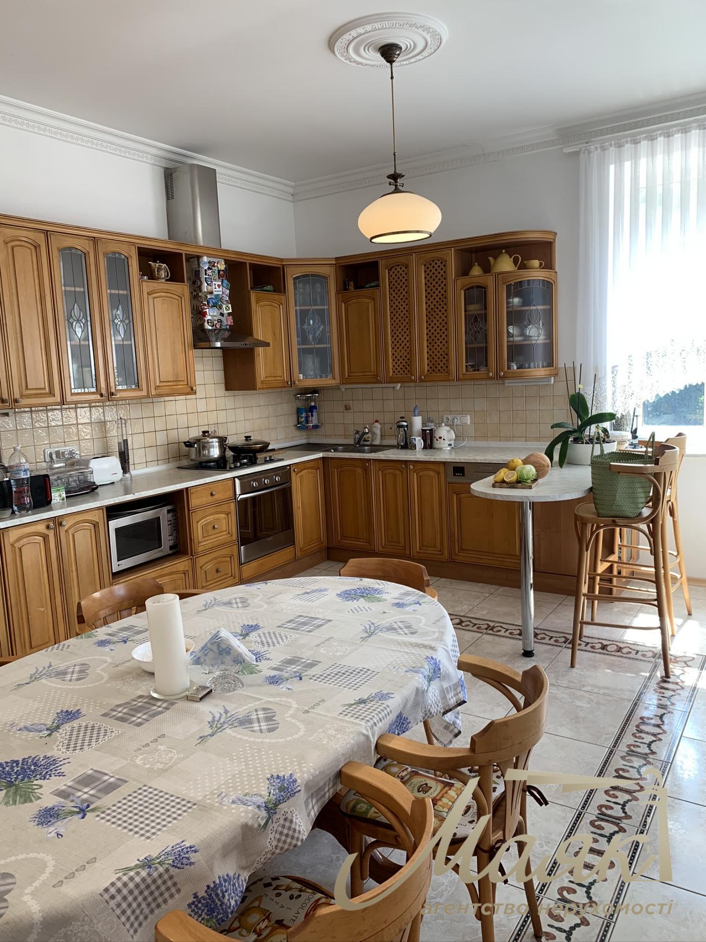 Rent 3-storey house 492,7m2, Lesniki