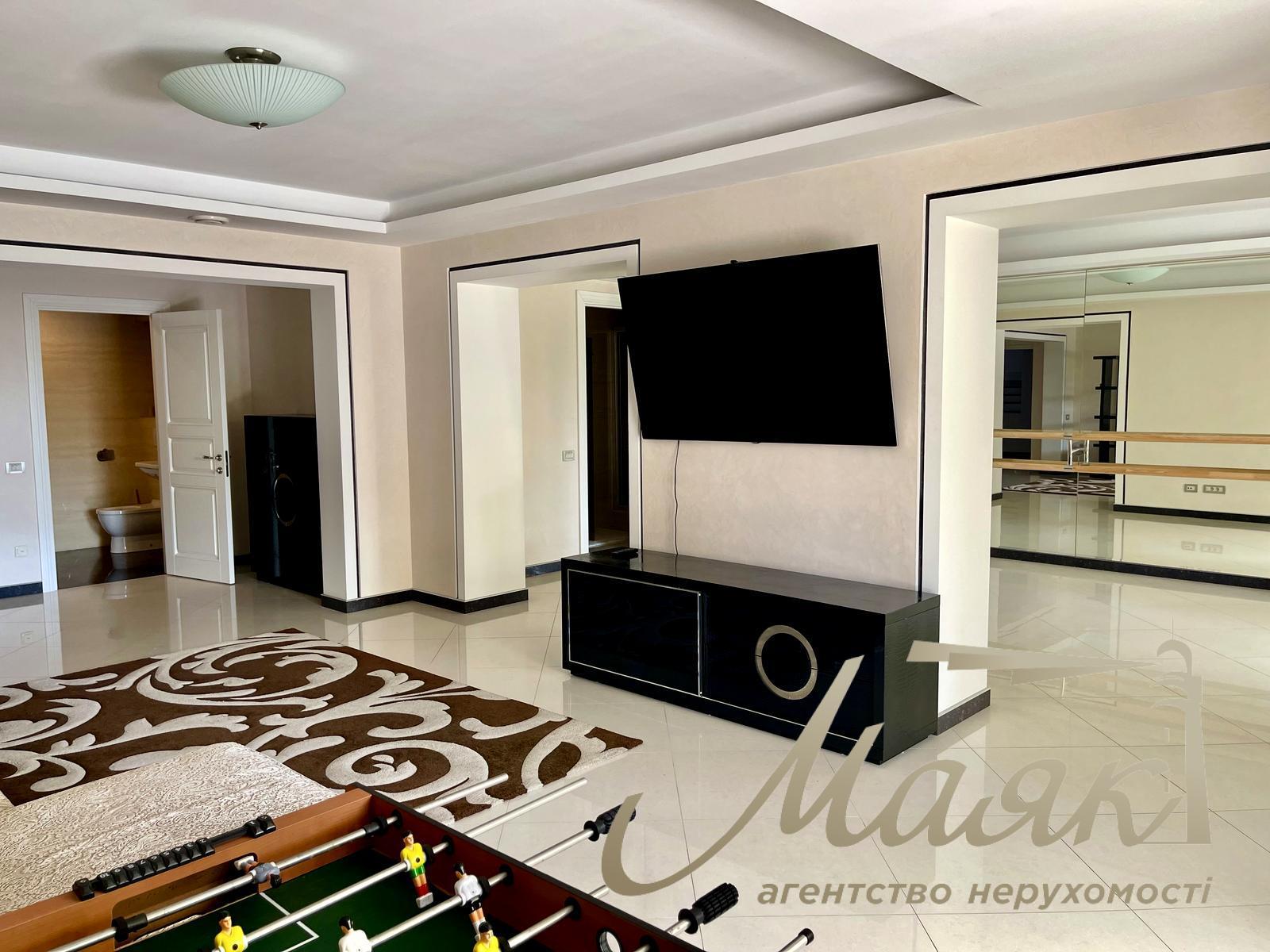 Оренда двоповерхового будинку 435 м² у с. Лісники, КМ "Зелений Гай".