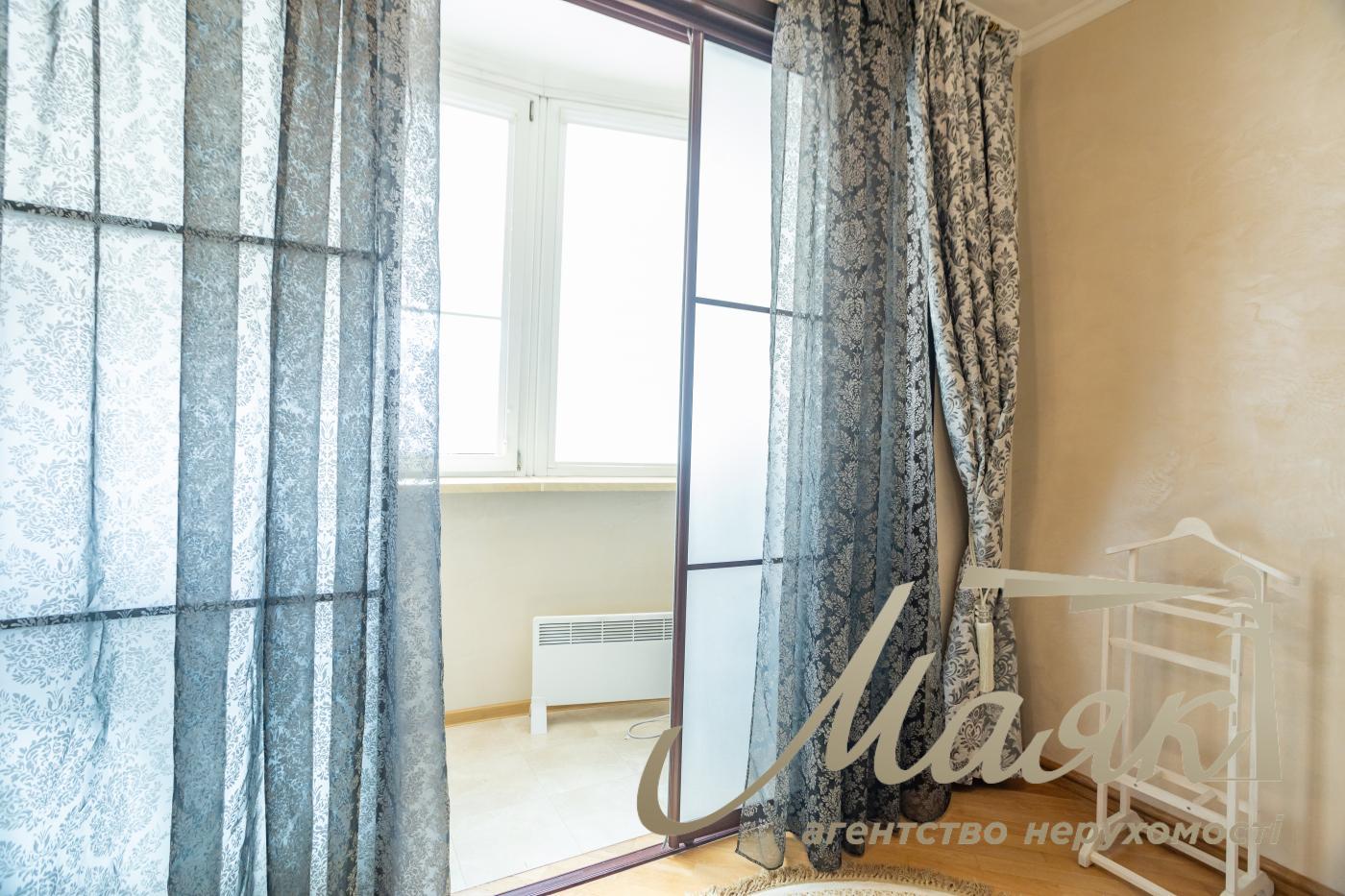 For sale 3 bedroom apartment Obolon, apartment for sale near the subway