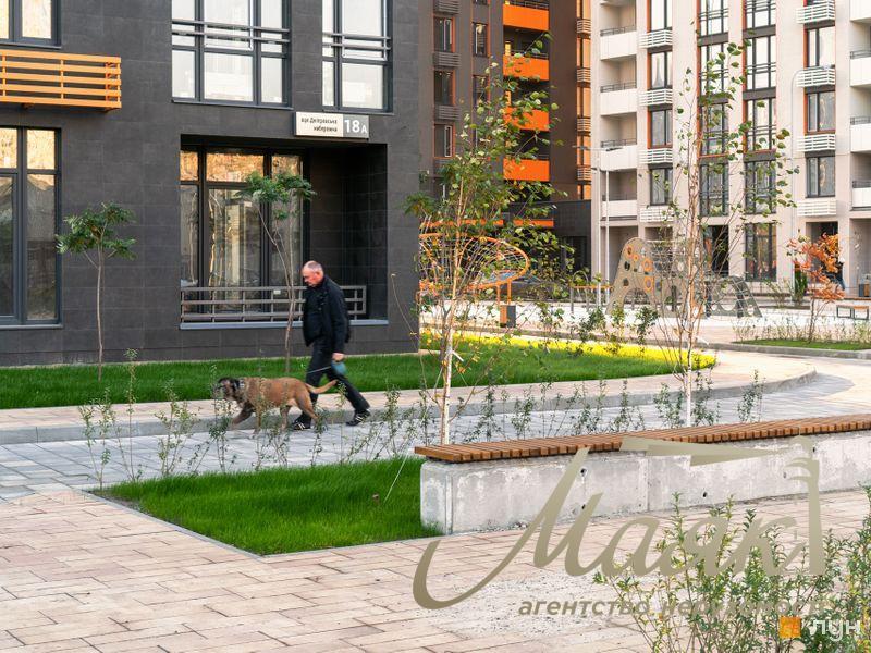 Rent a facade premise 81,7 m in Residential Complex "Seven" with renovation