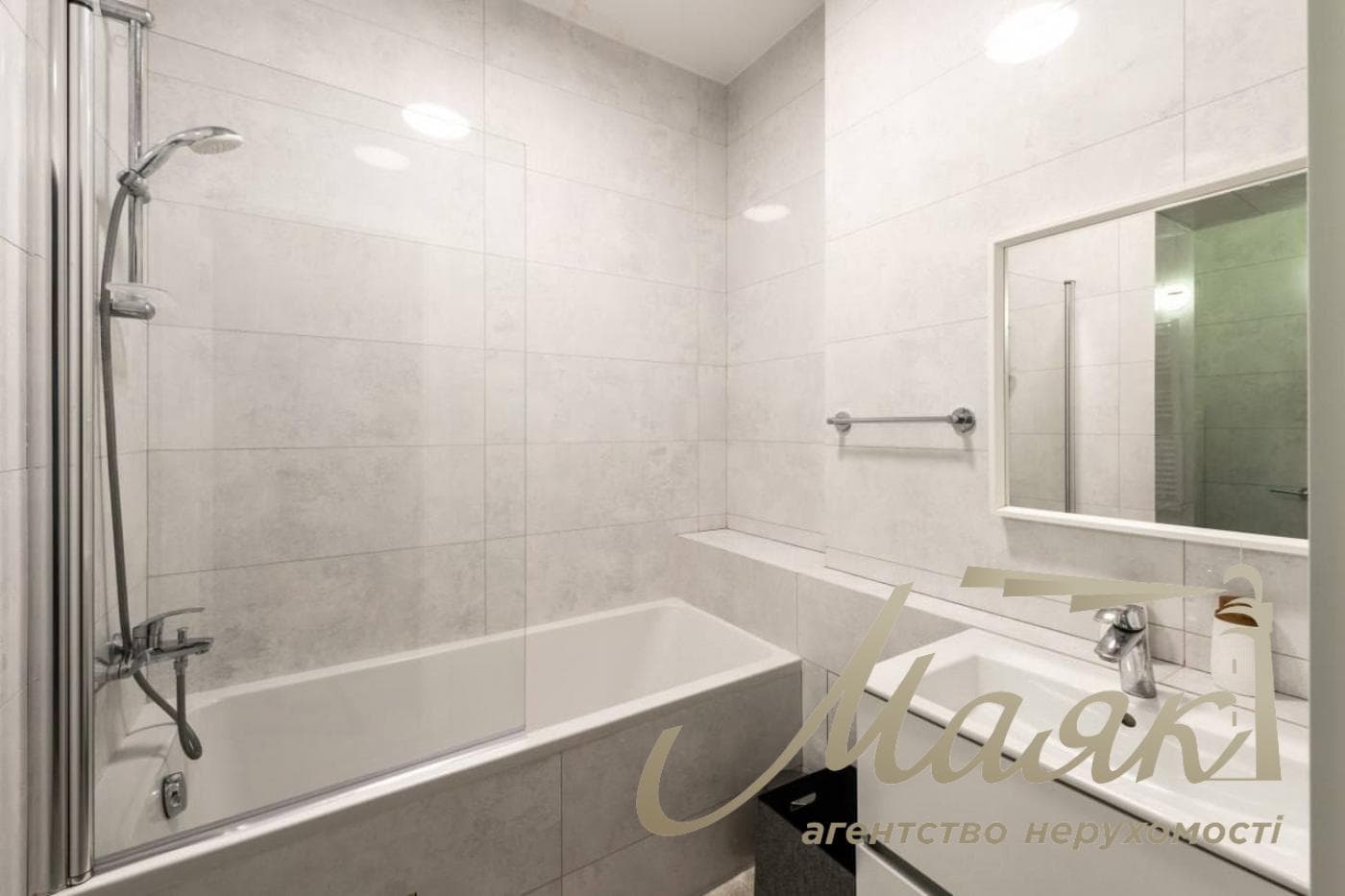 Rent a modern 60-square-meter apartment in the very heart of Kyiv, at 14 Ivana Mazepa Street, Pecherskyi District, downtown Kyiv.